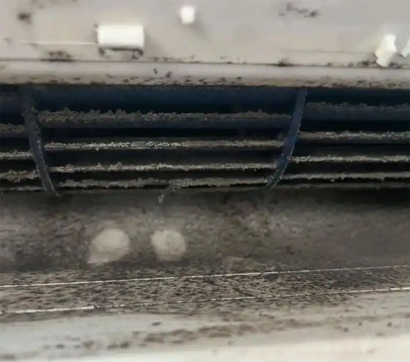 洞口空调吹的风有股烧焦味是怎么回事